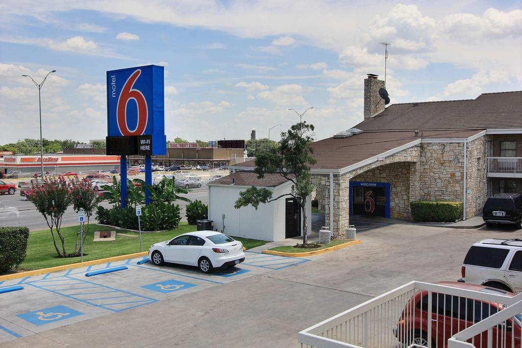 Motel 6 Austin, Tx - Central Downtown Ut 외부 사진